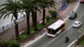 Le bus électrique sort du centre ville