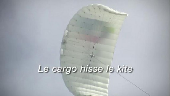 Le cargo hisse le kite