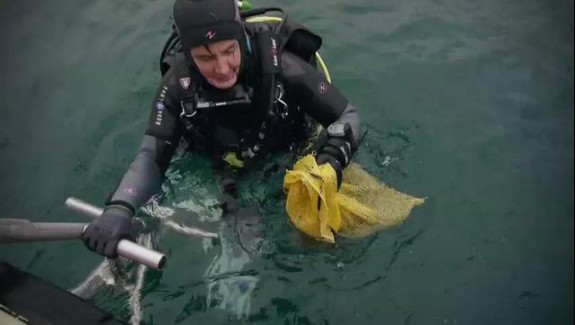 Les plongeurs nettoient les fonds marins