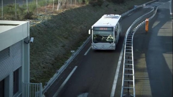 Station de bus sur l’autoroute