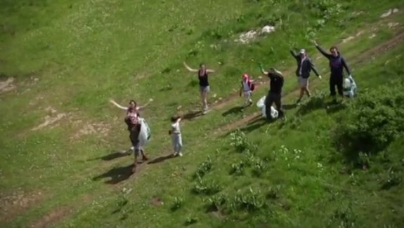 Les bénévoles nettoient la montagne