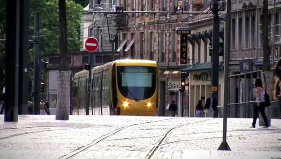 Voiture et tramway, le bon ticket